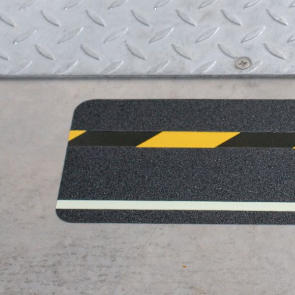 m2 Antirutschbelag Multifunktionsbelag schwarz mit Streifen schwarz/grün & nachleuchtend 150x610mm, MFB41500600