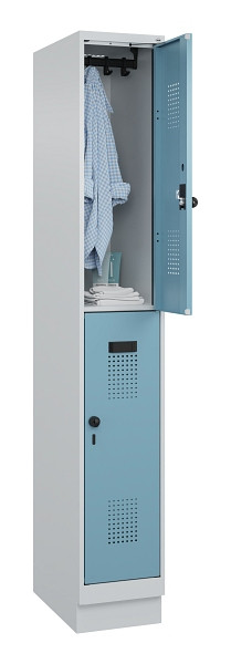 C+P Doppelstöckiger Spind Evolo PLUS, mit Sockel, 2 Fächer, 1950x300x500mm, 7035, 2406015 RDS Architekturblau, Drehriegel, 049320-10 S10009