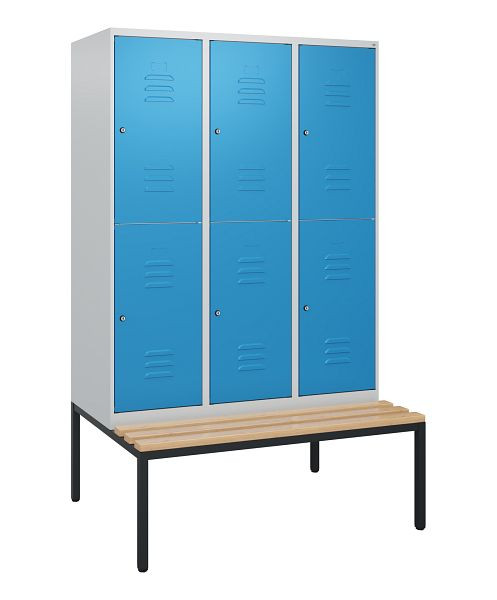 C+P Doppelstöckiger Spind Classic PLUS, 3 Abteile, 1950x1200x815mm, 7035/5012, Zylinderschlösser, Buche-Sitzleisten, Sitzbank, 0803505-32 S10034