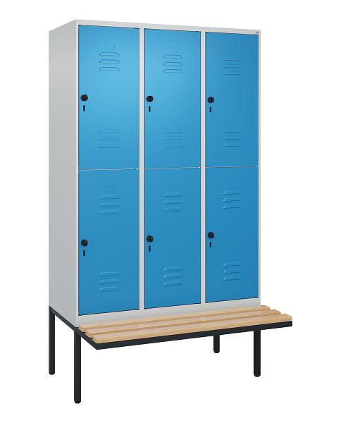 C+P Doppelstöckiger Spind Classic PLUS, 3 Abteile, 2120x1200x815mm, 7035/5012, Drehriegel, Sitzleisten aus Buche, schwebende Sitzfläche, 0803407-32 S10004