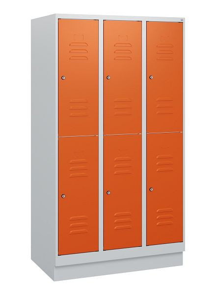 C+P Doppelstöckiger Spind Classic PLUS, Sockel, 3 Abteile, 1630x900x500mm, 7035/2004, Zylinderschlösser, 0803205-30 S10062