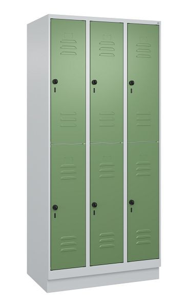 C+P Doppelstöckiger Spind Classic PLUS, Sockel, 3 Abteile, 1950x900x500mm, 7035/6011, 080320-30 S10006