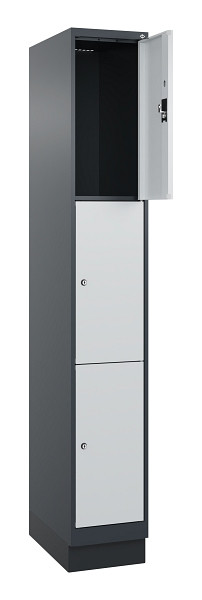 C+P Schließfachschrank Evolo PLUS, mit Sockel, 3 Fächer, 1950x300x500mm, 7016/70, Frontfarbe RAL 7035 Lichtgrau, 049020-103 S10017