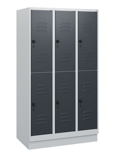 C+P Doppelstöckiger Spind Classic PLUS, Sockel, 3 Abteile, 1630x900x500mm, 7035/7016, Drehriegel, 0803205-30 S10008