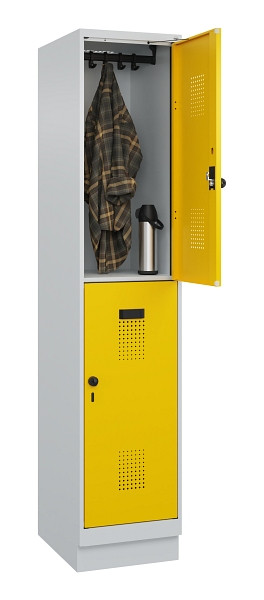 C+P Doppelstöckiger Spind Evolo PLUS, mit Sockel, 2 Fächer, 1950x400x500mm, 7035, RAL 1023 Verkehrsgelb, Drehriegel, 049320-12 S10001