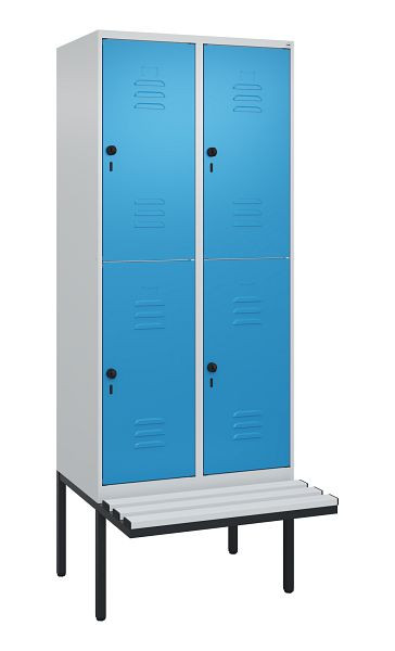 C+P Doppelstöckiger Spind Classic PLUS, 2 Abteile, 2120x800x815mm, 7035/5012, Drehriegel, mit Untergestell und schwebender Sitzfläche, 0803407-22 S10109