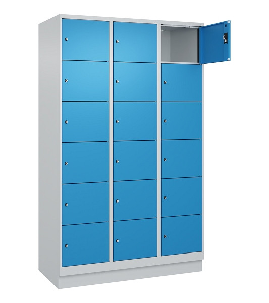 C+P Schließfachschrank Evolo PLUS, mit Sockel, 18 Fächer, 1950x1200x500mm, 7035/5012 Lichtblau, 049020-326 S10007
