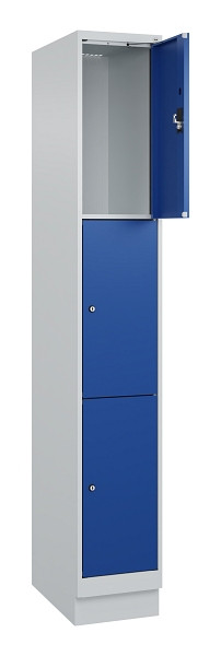 C+P Schließfachschrank Evolo PLUS, mit Sockel, 3 Fächer, 1950x300x500mm, 7035/50, Frontfarbe RAL 5010 Enzianblau, 049020-103 S10006