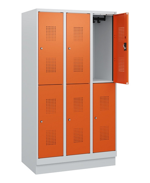 C+P Doppelstöckiger Spind Evolo PLUS, Sockel, 6 Fächer, 1630x900x500mm, 7035/200, Zylinderschloss, 0493205-30 S10022