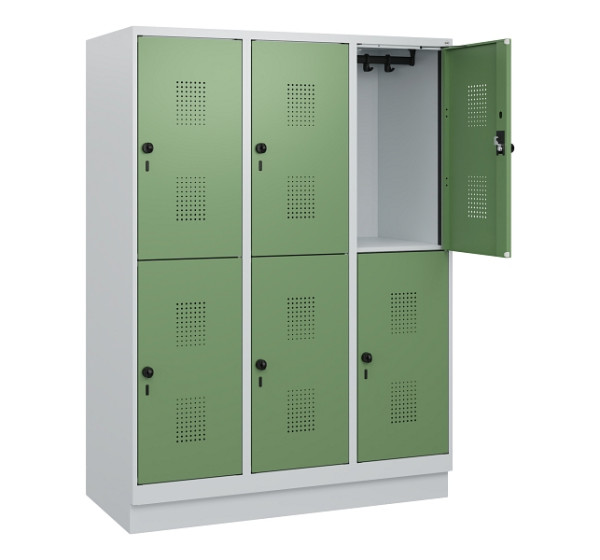 C+P Doppelstöckiger Spind Evolo PLUS, Sockel, 6 Fächer, 1630x1200x500mm, 7035/60, Frontfarbe RAL 6011 Resedagrün, Drehriegel, 0493205-32 S10010