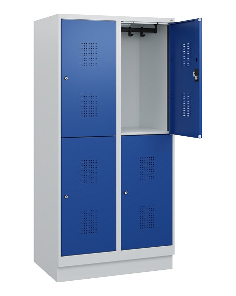 C+P Doppelstöckiger Spind Evolo PLUS, Sockel, 4 Fächer, 1630x800x500mm, 7035/501, Frontfarbe RAL 5010 Enzianblau, Zylinderschloss, 0493205-22 S10029