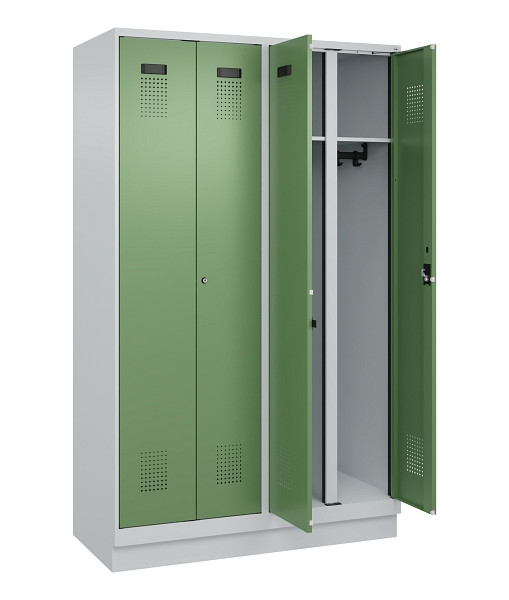 C+P Schwarz-Weiß-Spind Evolo PLUS, mit Sockel, 4 Abteile, 1950x1200x500mm, 7035/6011 Resedagrün, Abteilbreite 300 mm, Schlüssel 2, 049022-40 S10037