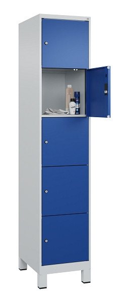 C+P Schließfachschrank Evolo PLUS, mit Füßen, 5 Fächer, 1950x400x500mm, 7035/50, Frontfarbe RAL 5010 Enzianblau, 049010-125 S10006