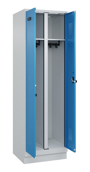 C+P Schwarz-Weiß-Spind Evolo PLUS, mit Sockel, 2 Abteile, 1950x600x500mm, 7035/5, Frontfarbe RAL 5012 Lichtblau, Drehriegel, 049022-20 S10007