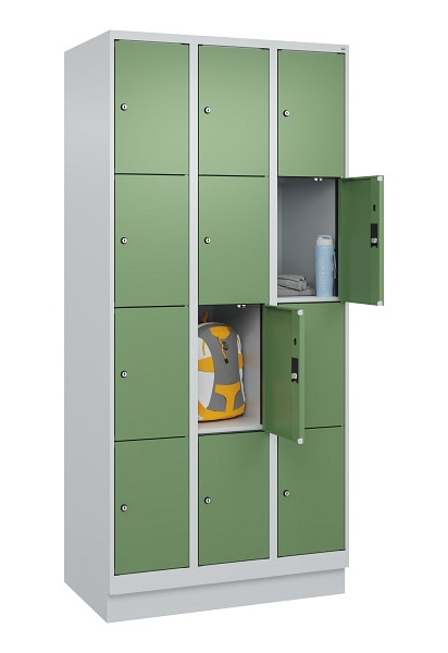 C+P Schließfachschrank Evolo PLUS, mit Sockel, 12 Fächer, 1950x900x500mm, 7035/6, Frontfarbe RAL 6011 Resedagrün, 049020-304 S10010
