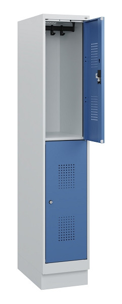 C+P Doppelstöckiger Spind Evolo PLUS, Sockel, 2 Fächer, 1630x300x500mm, 7035/502, Zylinderschloss, 0493205-10 S10033