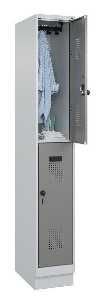 C+P Doppelstöckiger Spind Evolo PLUS, mit Sockel, 2 Fächer, 1950x300x500mm, 7035, 0005000 RDS Stahlgrau, Drehriegel, 049320-10 S10014