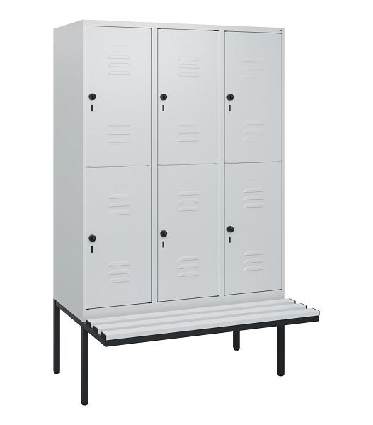 C+P Doppelstöckiger Spind Classic PLUS, 3 Abteile, 1950x1200x815mm, 7035/7035, Drehriegel, mit Untergestell und schwebender Sitzfläche, 0803405-32 S10069