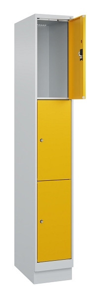 C+P Schließfachschrank Evolo PLUS, mit Sockel, 3 Fächer, 1950x300x500mm, 7035/10, Frontfarbe RAL 1004 Goldgelb, 049020-103 S10000