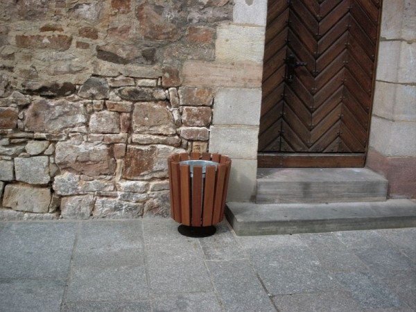 Lignit Abfallbehälter mit Gusseisenfuß schwarz kunststoffbeschichtet, feuerverzinkter Stahleinsatz, Hartholz (Kambala) lasiert, 50 cm lang, K5K.las.