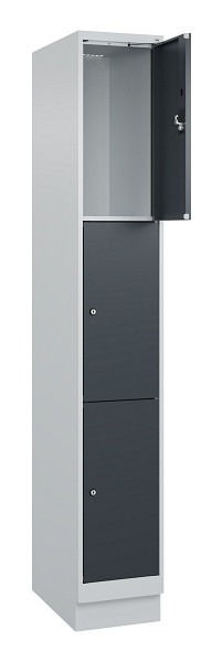 C+P Schließfachschrank Evolo PLUS, mit Sockel, 3 Fächer, 1950x300x500mm, 7035/70, Frontfarbe RAL 7016 Anthrazitgrau, 049020-103 S10012