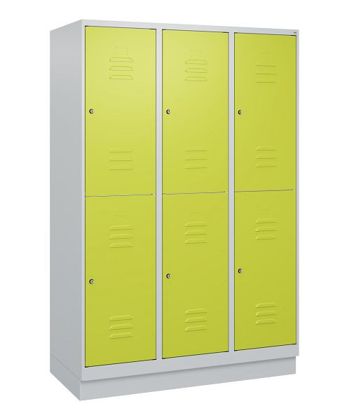 C+P Doppelstöckiger Spind Classic PLUS, Sockel, 3 Abteile, 1800x1200x500mm, 7035/0024, Zylinderschlösser, 0803207-32 S10025