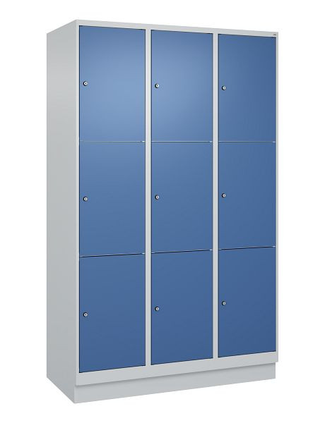 C+P Schließfachschrank Classic PLUS, Sockel, 3 Abteile mit je 3 Fächern, 1950x1200x500mm, 7035/5023, 080020-323 S10005