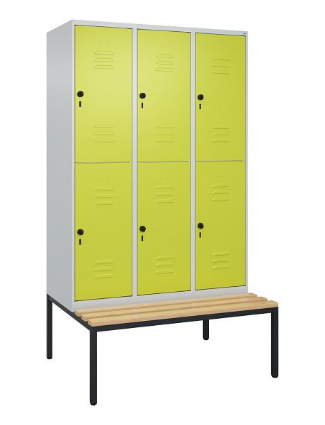C+P Doppelstöckiger Spind Classic PLUS, 3 Abteile, 2120x1200x815mm, 7035/0024, Drehriegel, Buche-Sitzleisten, mit untergebauter Sitzbank, 0803507-32 S10010