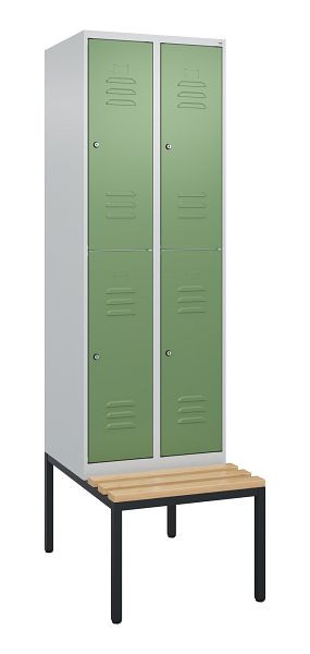 C+P Doppelstöckiger Spind Classic PLUS, 2 Abteile, 2120x600x815mm, 7035/6011, Zylinderschlösser, Buche-Sitzleisten, Sitzbank, 0803507-20 S10096