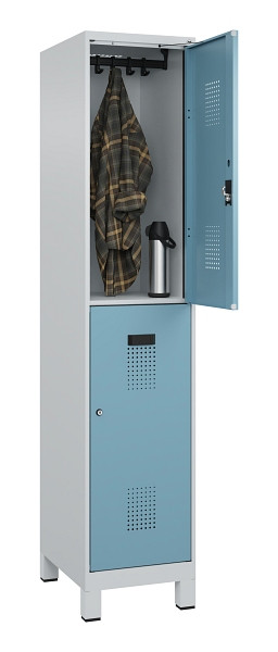 C+P Doppelstöckiger Spind Evolo PLUS, mit Füßen, 2 Fächer, 1950x400x500mm, 7035, Frontfarbe 2406015 RDS Architekturblau, Zylinderschloss, 049310-12 S10036