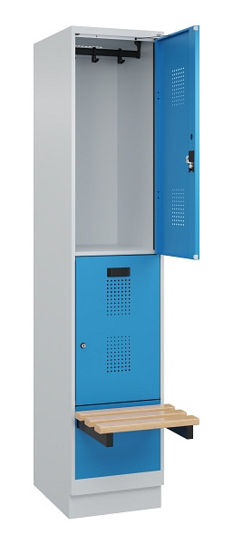 C+P Doppelstock-Spind Evolo PLUS, Bank, 2 Fächer, 1950x400x815mm, 7035/5012, Zylinderschloss, Sitzfläche Buche-Hartholz, mit Sockel, 049340-12 S10034