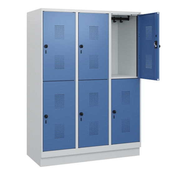 C+P Doppelstöckiger Spind Evolo PLUS, Sockel, 6 Fächer, 1630x1200x500mm, 7035/50, Frontfarbe RAL 5023 Fernblau, Drehriegel, 0493205-32 S10008
