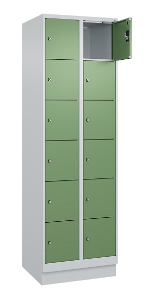 C+P Schließfachschrank Evolo PLUS, mit Sockel, 12 Fächer, 1950x600x500mm, 7035/6, Frontfarbe RAL 6011 Resedagrün, 049020-206 S10010