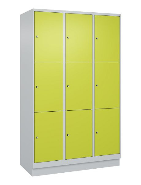 C+P Schließfachschrank Classic PLUS, Sockel, 3 Abteile mit je 3 Fächern, 1950x1200x500mm, 7035/0024, 080020-323 S10010