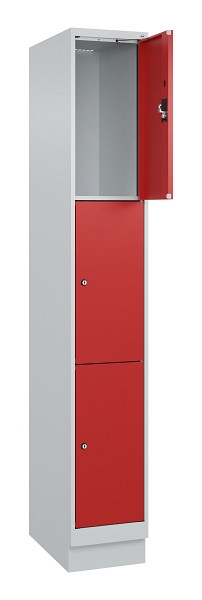 C+P Schließfachschrank Evolo PLUS, mit Sockel, 3 Fächer, 1950x300x500mm, 7035/30, Frontfarbe RAL 3000 feuerrot, 049020-103 S10003