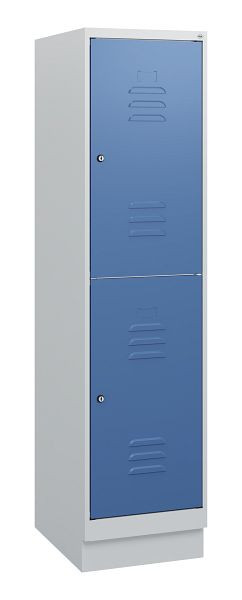 C+P Doppelstöckiger Spind Classic PLUS, Sockel, 1630x400x500mm, 7035/5023, Zylinderschlösser, 0803205-12 S10035