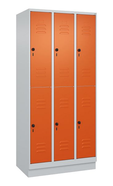 C+P Doppelstöckiger Spind Classic PLUS, Sockel, 3 Abteile, 1950x900x500mm, 7035/2004, 080320-30 S10061