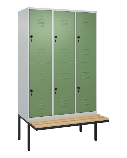 C+P Doppelstöckiger Spind Classic PLUS, 3 Abteile, 2120x1200x815mm, 7035/6011, Drehriegel, Sitzleisten aus Buche, schwebende Sitzfläche, 0803407-32 S10006