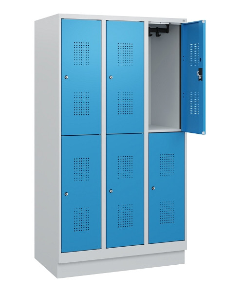 C+P Doppelstöckiger Spind Evolo PLUS, Sockel, 6 Fächer, 1630x900x500mm, 7035/501, Frontfarbe RAL 5012 Lichtblau, Zylinderschloss, 0493205-30 S10031