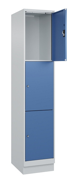 C+P Schließfachschrank Evolo PLUS, mit Sockel, 3 Fächer, 1950x400x500mm, 7035/50, Frontfarbe RAL 5023 Fernblau, 049020-123 S10008