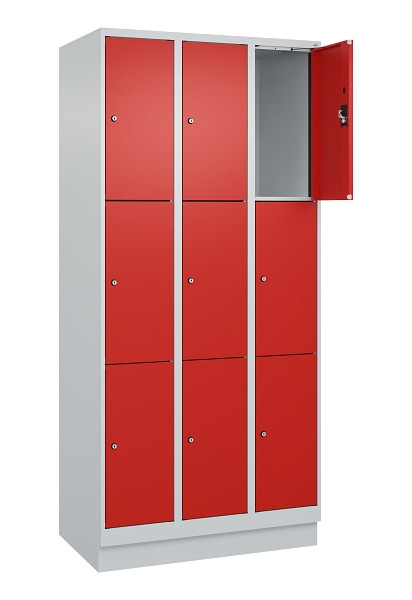 C+P Schließfachschrank Evolo PLUS, mit Sockel, 9 Fächer, 1950x900x500mm, 7035/30, Frontfarbe RAL 3020 Verkehrsrot, 049020-303 S10005