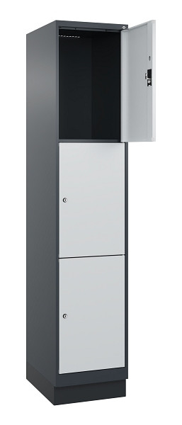 C+P Schließfachschrank Evolo PLUS, mit Sockel, 3 Fächer, 1950x400x500mm, 7016/70, Frontfarbe RAL 7035 Lichtgrau, 049020-123 S10017