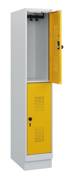 C+P Doppelstöckiger Spind Evolo PLUS, Sockel, 2 Fächer, 1630x300x500mm, 7035/100, Drehriegel, 0493205-10 S10000