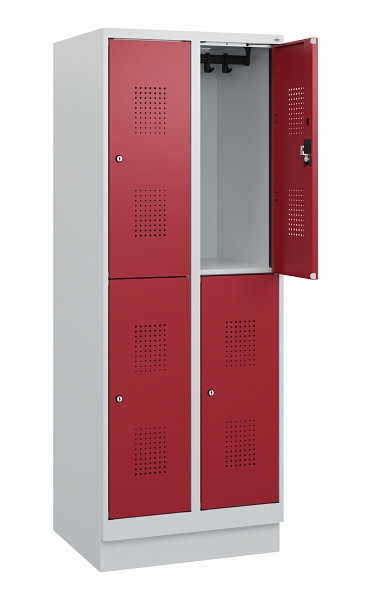 C+P Doppelstöckiger Spind Evolo PLUS, Sockel, 4 Fächer, 1630x600x500mm, 7035/300, Frontfarbe RAL 3003 Rubinrot, Zylinderschloss, 0493205-20 S10026