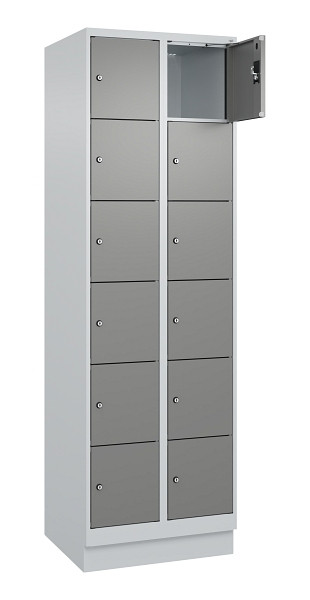 C+P Schließfachschrank Evolo PLUS, mit Sockel, 12 Fächer, 1950x600x500mm, 7035/0, Frontfarbe 0005000 RDS Stahlgrau, 049020-206 S10014