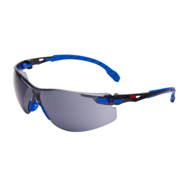 3M Solus Schutzbrille mit blauem/schwarzem Rahmen, Scotchgard Antibeschlag-Beschichtung, grauen Gläsern, S1102SGAF-EU, VE: 20 Stück, 7100080185