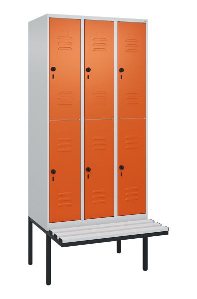 C+P Doppelstöckiger Spind Classic PLUS, 3 Abteile, 2120x900x815mm, 7035/2004, Drehriegel, mit Untergestell und schwebender Sitzfläche, 0803407-30 S10184