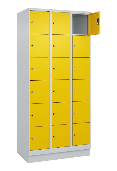 C+P Schließfachschrank Evolo PLUS, mit Sockel, 18 Fächer, 1950x900x500mm, 7035/1, Frontfarbe RAL 1023 Verkehrsgelb, 049020-306 S10001