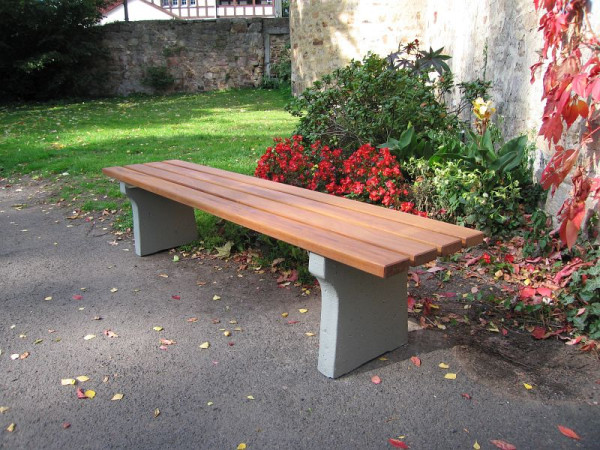 Lignit Hockerbank mit Betonfüßen zum Eingraben bzw. Einbetonieren, Recycling-Latten, 2 m lang, grün ca. RAL 6005, 15RCgrün