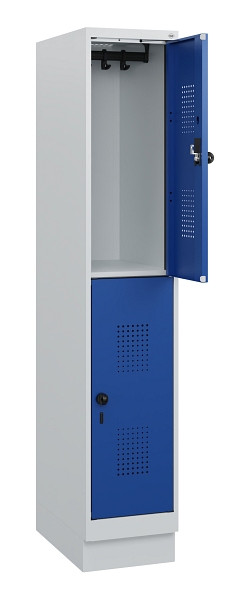 C+P Doppelstöckiger Spind Evolo PLUS, Sockel, 2 Fächer, 1630x300x500mm, 7035/501, Frontfarbe RAL 5010 Enzianblau, Drehriegel, 0493205-10 S10006
